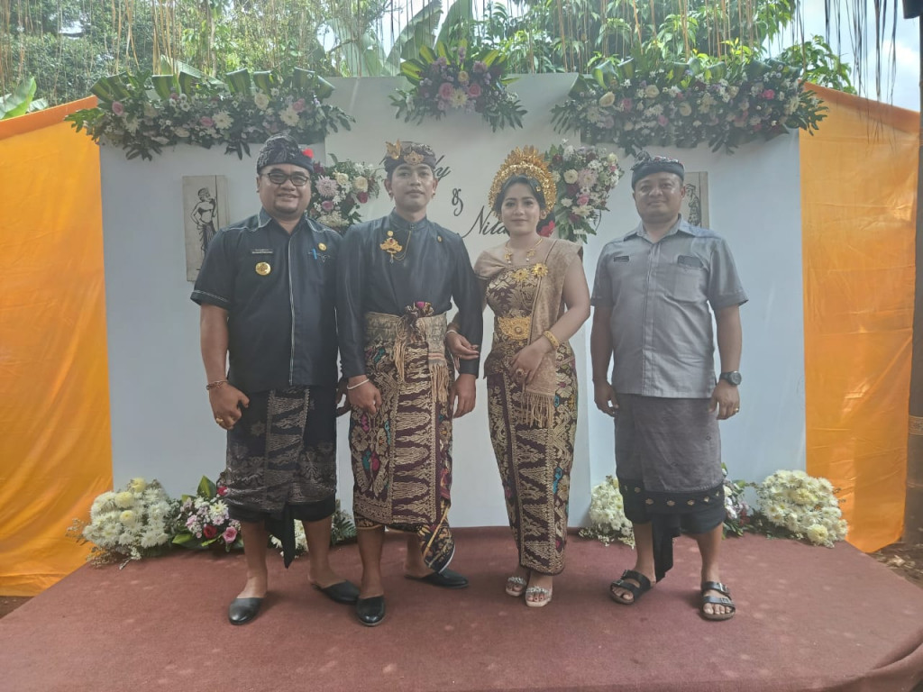 Perbekel Desa Kuwum beserta Perangkat Desa Menghadiri Upacara Pawiwahan Edy dan Nila